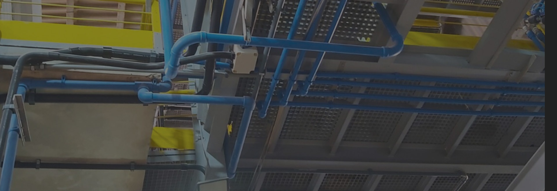 Instalação industrial com tubulações termoplásticas
