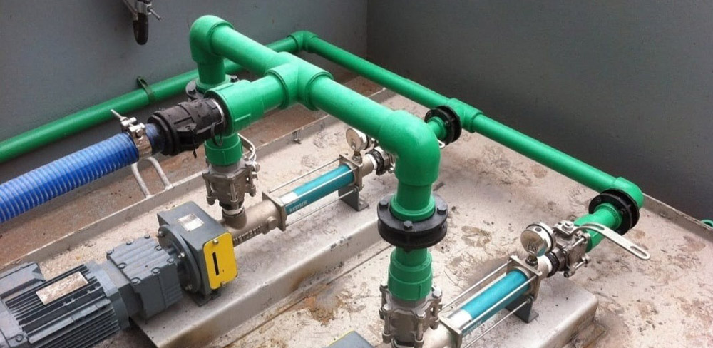 Sistema de tubulação verde em instalação industrial